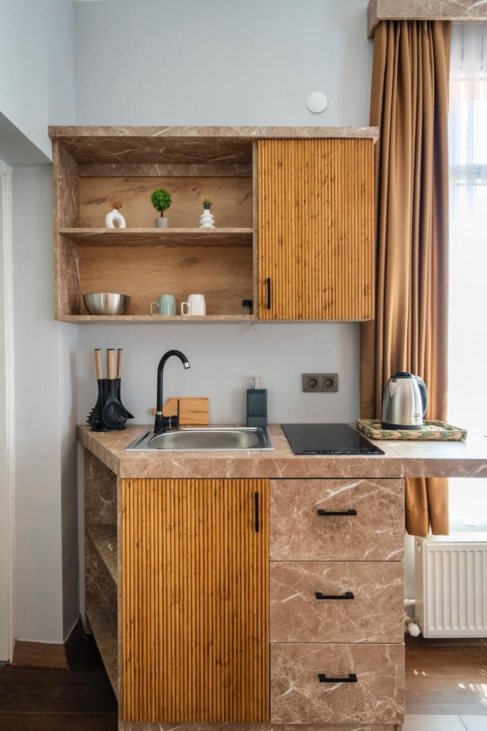 Coffee/tea facilities, Kitchen or kitchenette, stove