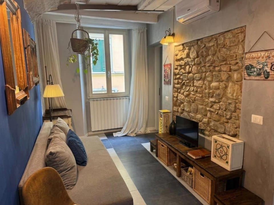 TV and multimedia, Living room, Seating area, air conditioner