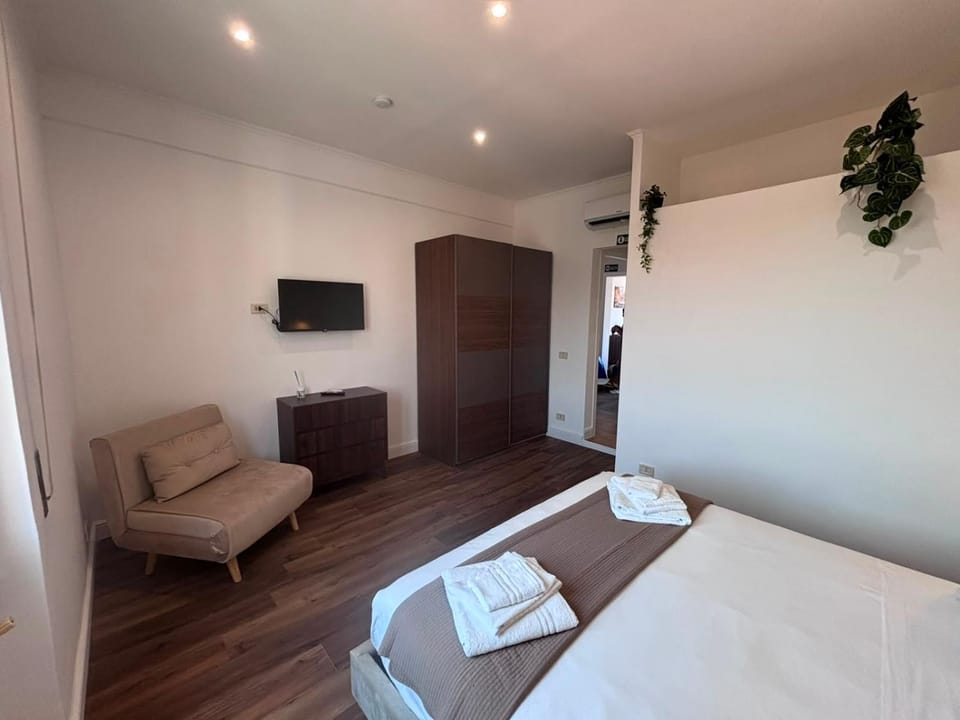 Bed, TV and multimedia, Photo of the whole room, Bedroom, towels, wardrobe, air conditioner