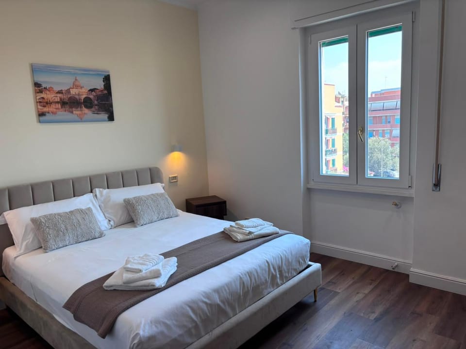 Bed, Photo of the whole room, Bedroom, towels