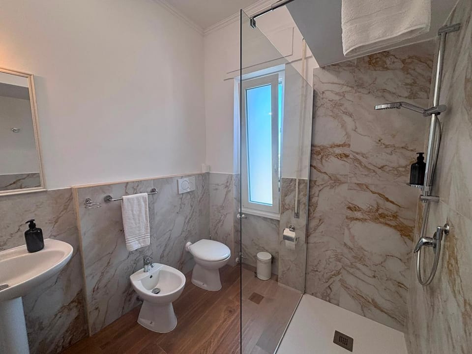Shower, Toilet, Bathroom, bidet, towels