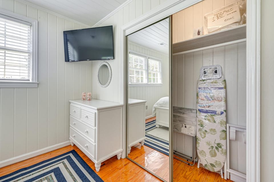 Walk to Ocean: ‘Pearl Cottage’ in Atlantic Beach House in Atlantic Beach