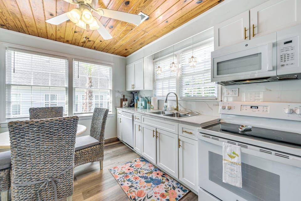 Walk to Ocean: ‘Pearl Cottage’ in Atlantic Beach House in Atlantic Beach