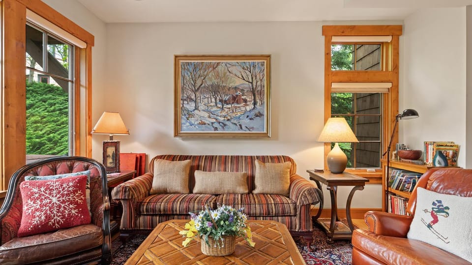 20- 4bed - Mountain Cabin - Spruce Peak - Stowe Mt Resort - Ski in Ski Out - Sleeps 11 Cabin in Stowe