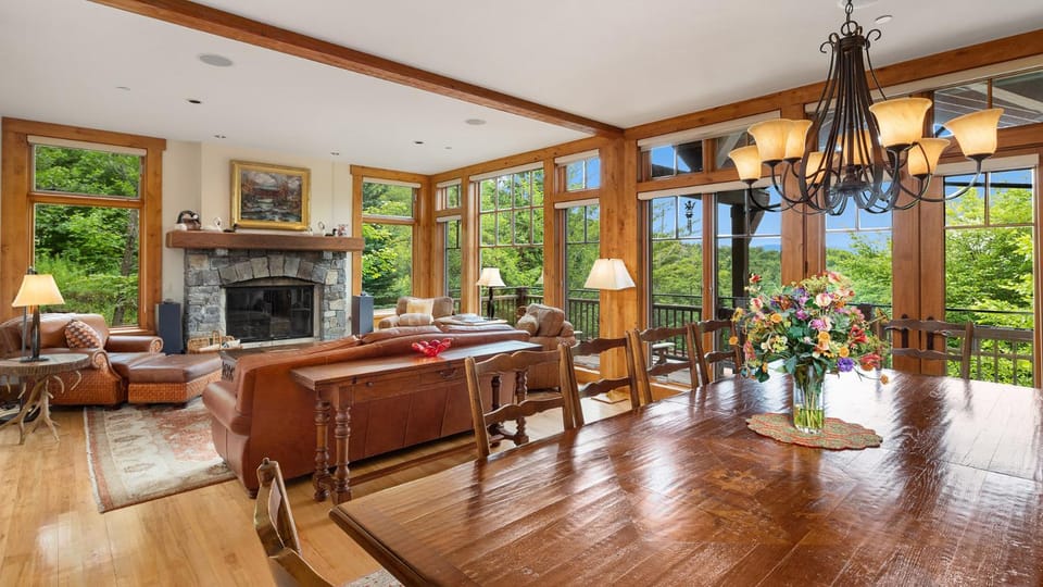 20- 4bed - Mountain Cabin - Spruce Peak - Stowe Mt Resort - Ski in Ski Out - Sleeps 11 Cabin in Stowe