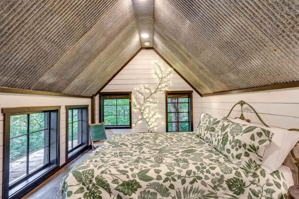 Treetop Hideaways: Wood Lily Treehouse in Chattanooga House in Ruby Falls