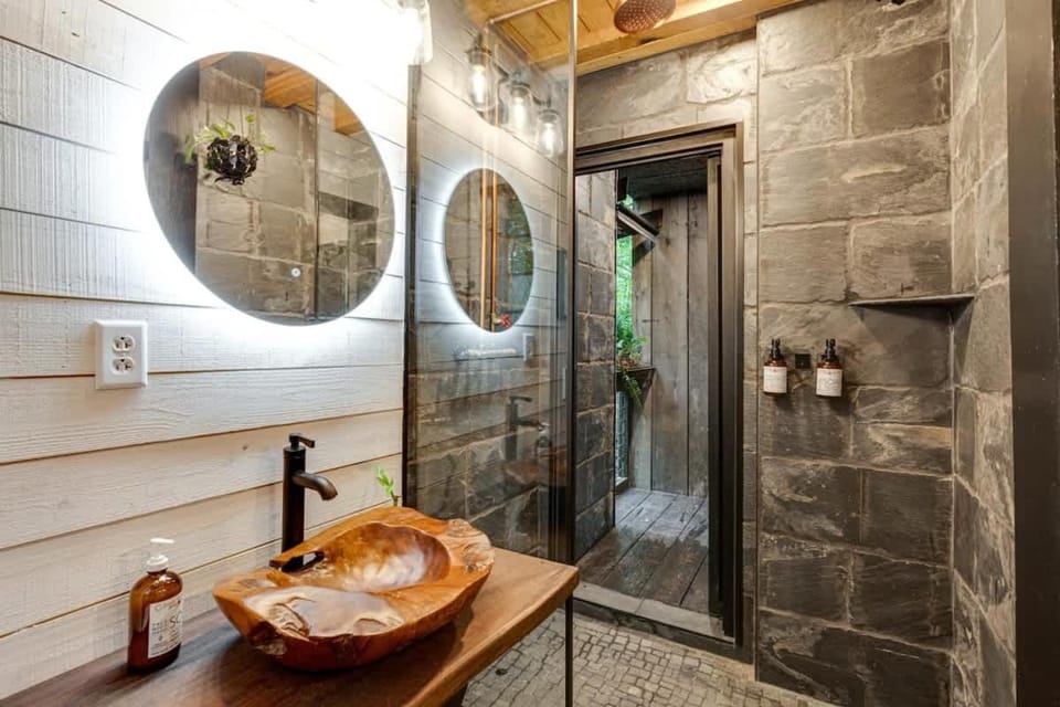 Treetop Hideaways: Wood Lily Treehouse in Chattanooga House in Ruby Falls