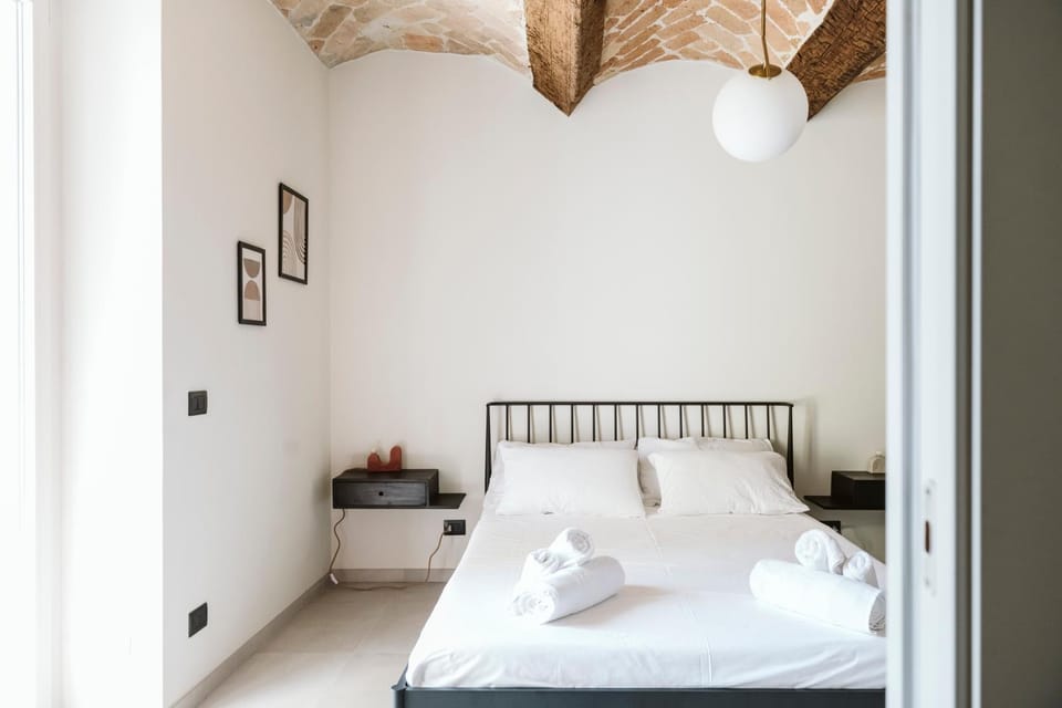 Bed, Photo of the whole room, Decorative detail, Decorative detail, Bedroom, towels, towels