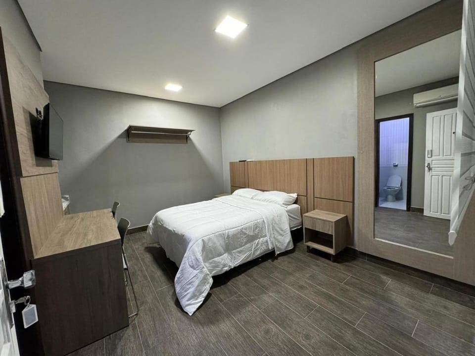 Bed, Photo of the whole room, towels