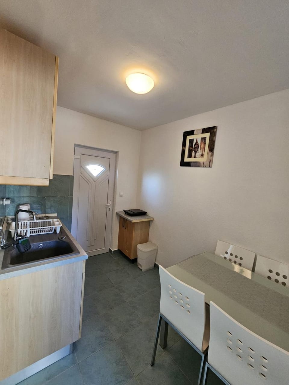 Kitchen or kitchenette, Dining area, stove