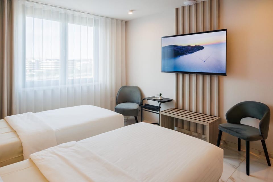 Bed, TV and multimedia, Bedroom