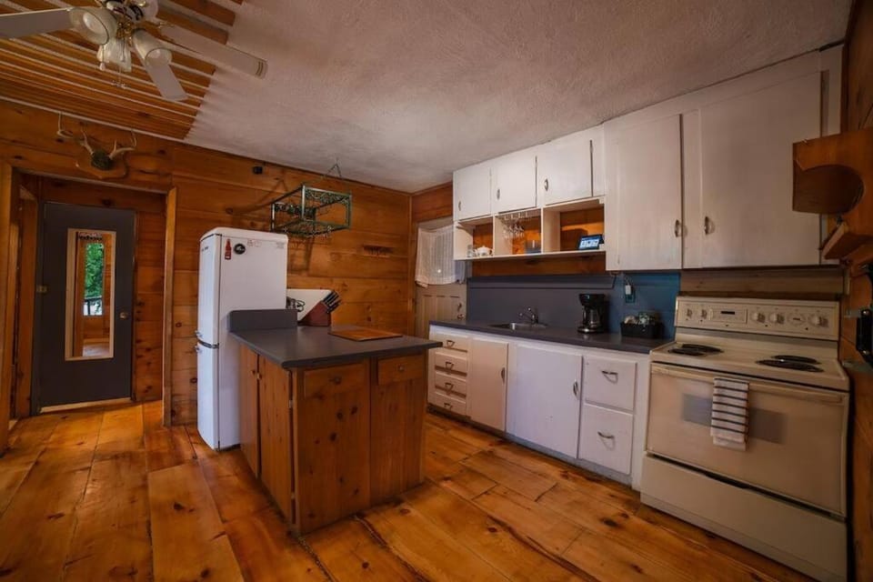 Grinmore Lakeside Hideaway with Panoramic View Chalet in Kearney