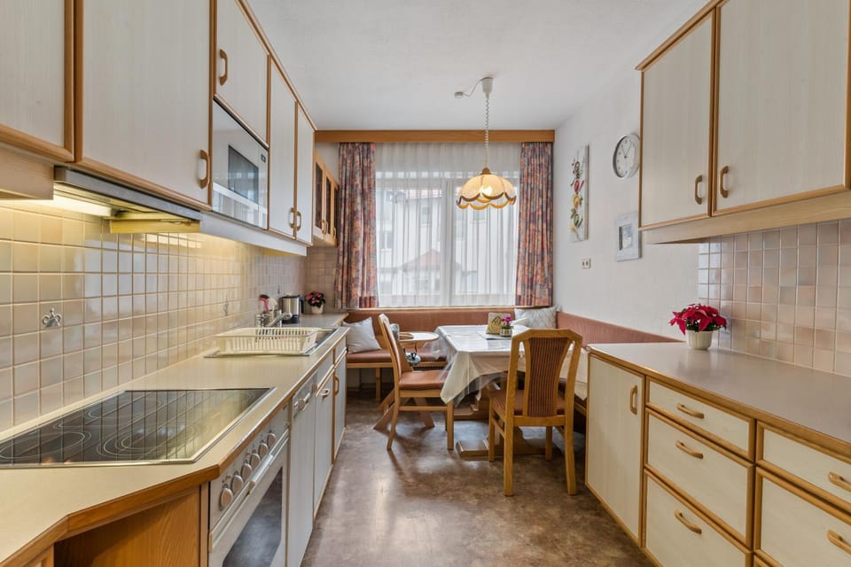 Kitchen or kitchenette, Dining area, dishwasher, stove