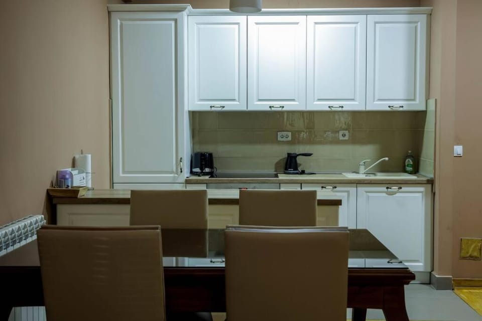 Kitchen or kitchenette, Dining area, minibar, stove