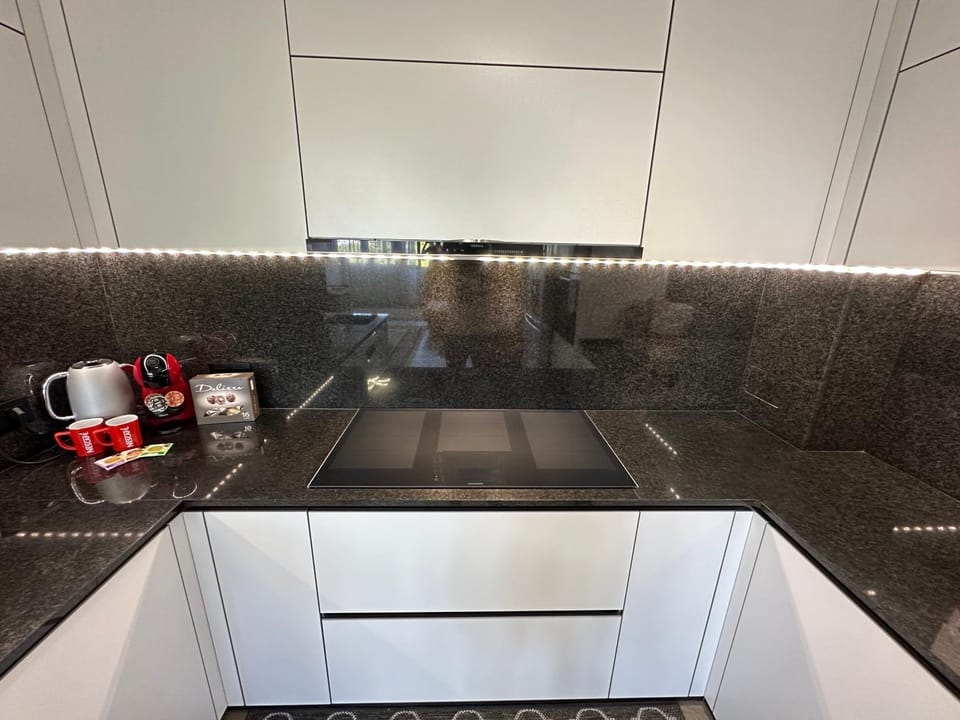 Coffee/tea facilities, Kitchen or kitchenette, stove