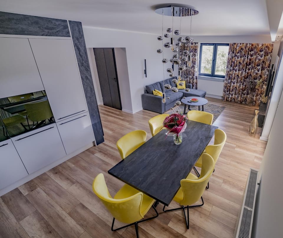 Kitchen or kitchenette, Living room, Seating area, Dining area