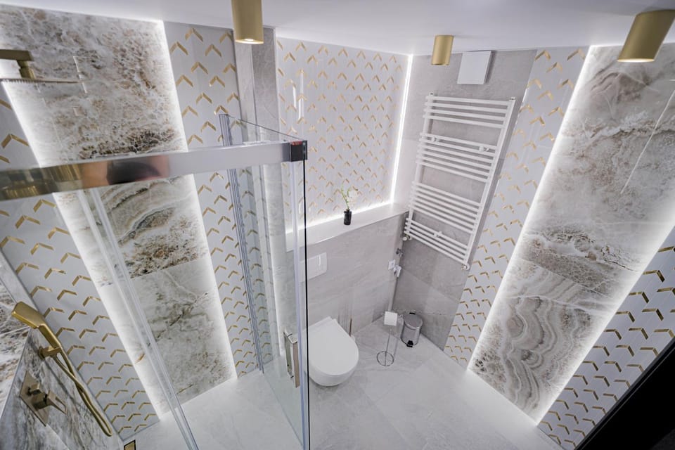 Shower, Toilet, Bathroom, towels