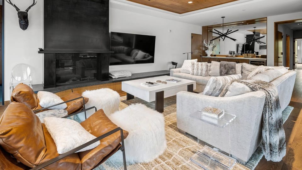 4F One Spruce Peak Stowe Mountain Resort Ski in Ski Out 4 bed Sleeps 10 House in Stowe