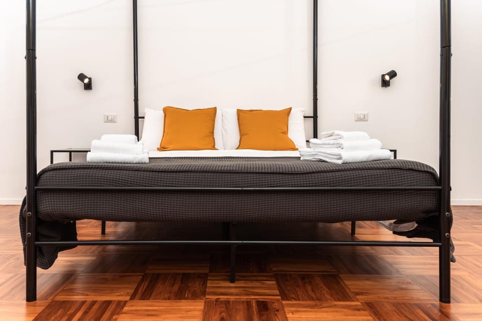 Bedroom, towels