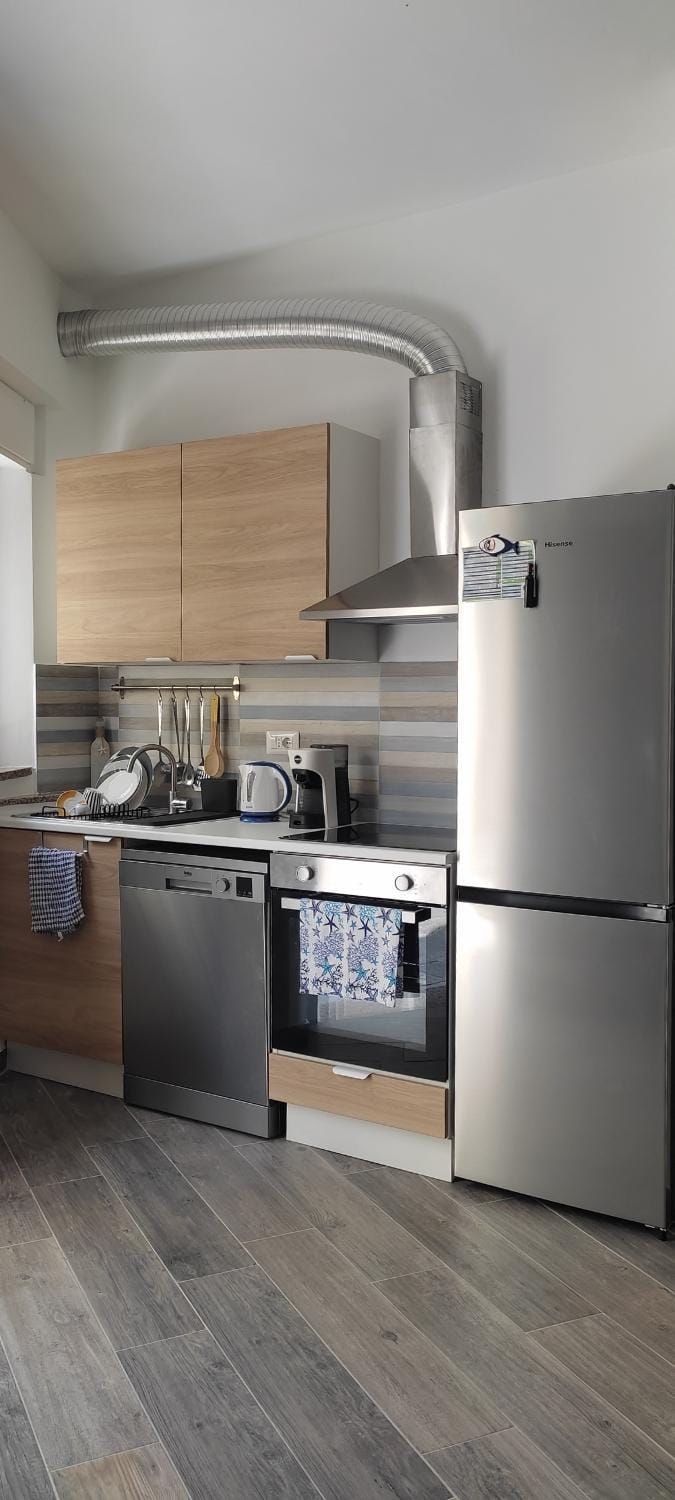 Coffee/tea facilities, Kitchen or kitchenette, dishwasher, oven, stove