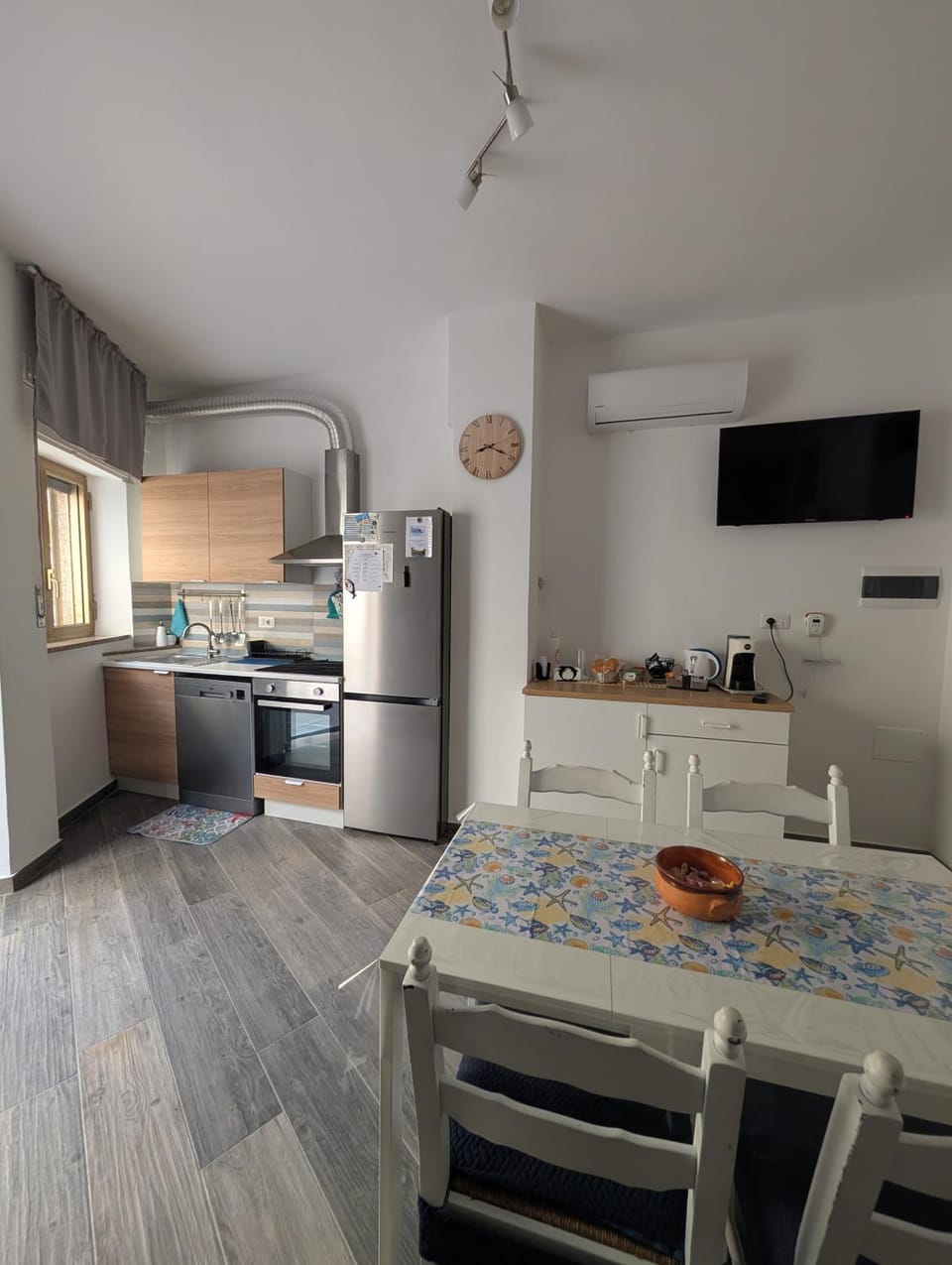 TV and multimedia, Kitchen or kitchenette, Living room, Dining area, dishwasher, oven, stove