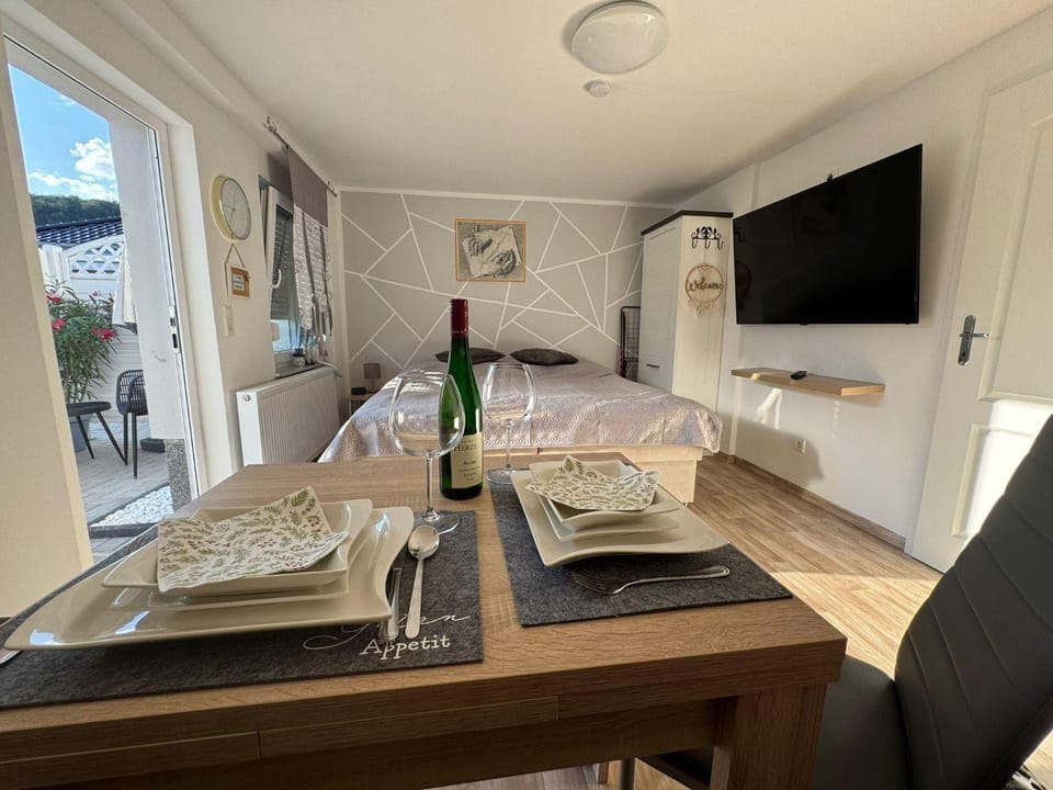 Communal lounge/ TV room, Bed, TV and multimedia, Living room, Photo of the whole room, Seating area, Dining area, Evening entertainment, Bedroom