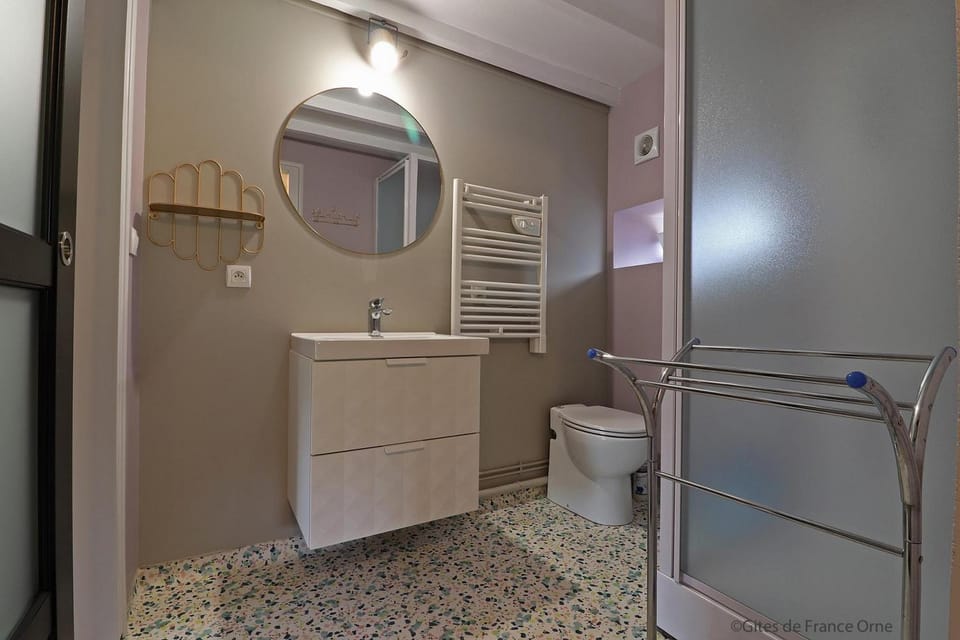 Shower, Toilet, Bathroom, towels