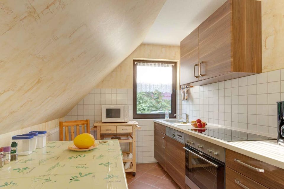 Coffee/tea facilities, Dining area, dishwasher, microwave