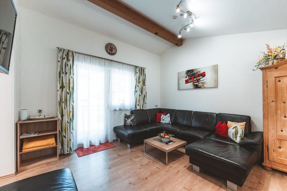Communal lounge/ TV room, TV and multimedia, Living room, Seating area