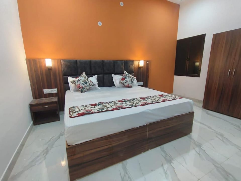Bed, Living room, Photo of the whole room, Seating area, Bedroom