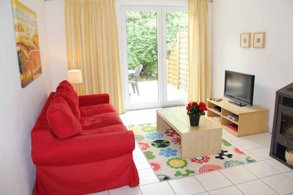 TV and multimedia, Seating area, fireplace