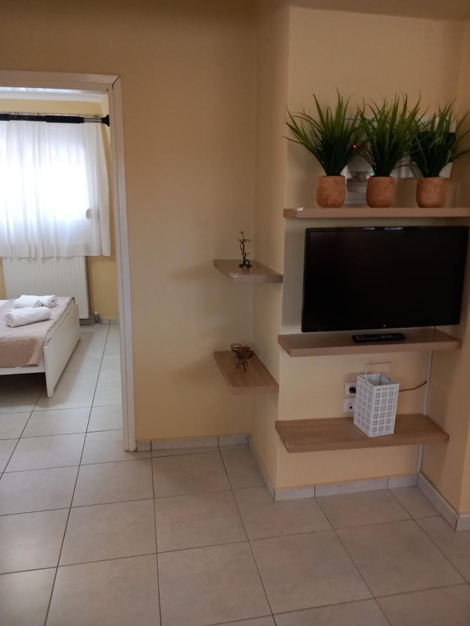 Bed, TV and multimedia, Photo of the whole room, towels