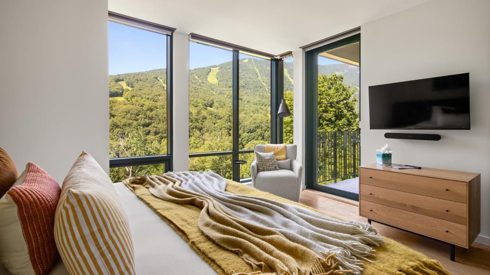 413- 4 bedroom - Treehouse Condo - Spruce Peak - Stowe Mt Resort - Ski in Ski out - Sleeps 9 Apartment in Stowe