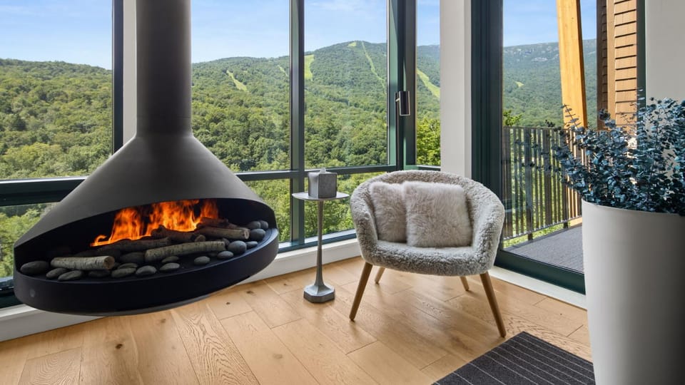 413- 4 bedroom - Treehouse Condo - Spruce Peak - Stowe Mt Resort - Ski in Ski out - Sleeps 9 Apartment in Stowe