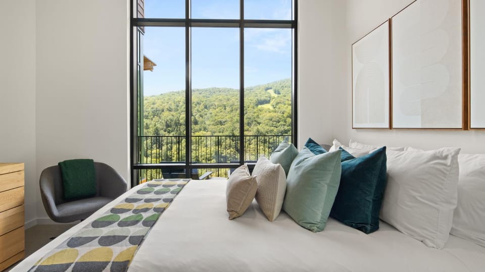 413- 4 bedroom - Treehouse Condo - Spruce Peak - Stowe Mt Resort - Ski in Ski out - Sleeps 9 Apartment in Stowe