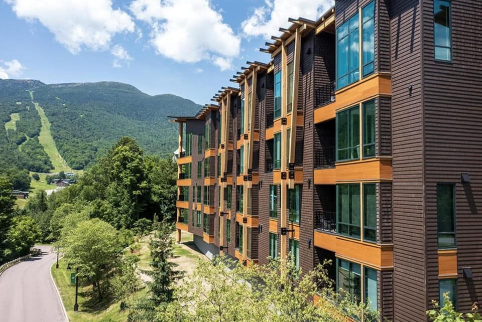 402 - Treehouse Condo - Spruce Peak - Stowe Mt Resort - Ski in Ski Out - Sleeps 9 Apartment in Stowe