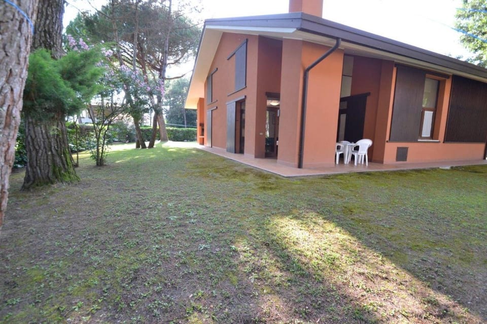 Property building, Facade/entrance, Garden, Garden view
