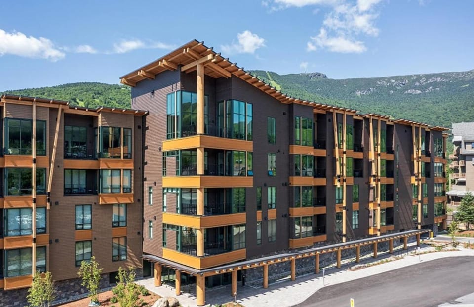 420- 4 bedroom Treehouse Condo - Spruce Peak - Stowe Mt Resort - Ski in Ski Out Apartment in Stowe