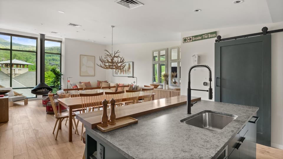 420- 4 bedroom Treehouse Condo - Spruce Peak - Stowe Mt Resort - Ski in Ski Out Apartment in Stowe