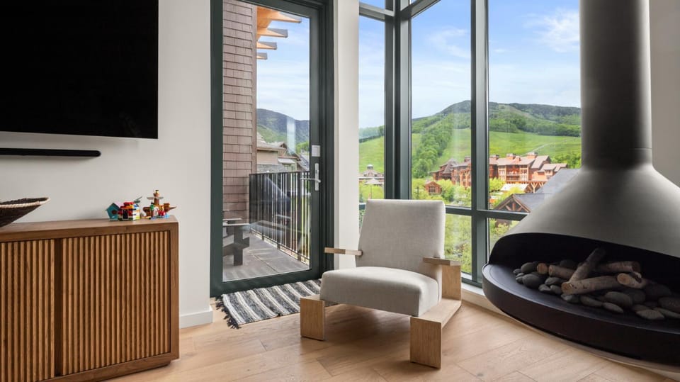 420- 4 bedroom Treehouse Condo - Spruce Peak - Stowe Mt Resort - Ski in Ski Out Apartment in Stowe