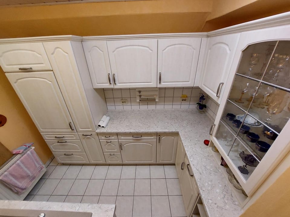 Kitchen or kitchenette, minibar, oven, stove