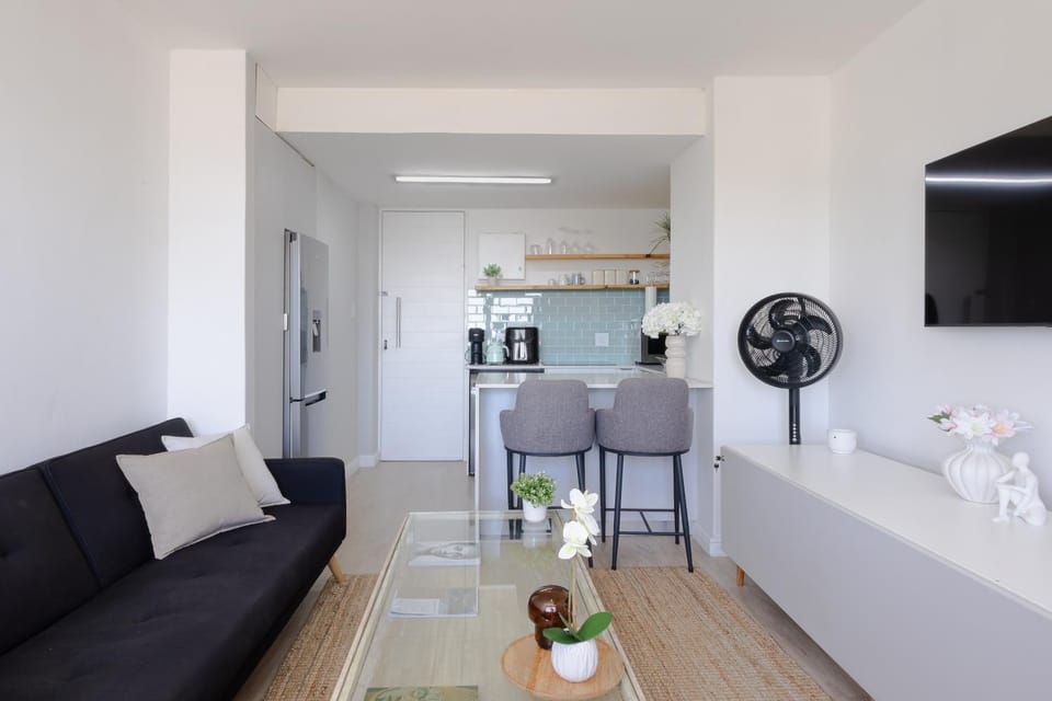 TV and multimedia, Kitchen or kitchenette, Living room, Seating area, Dining area
