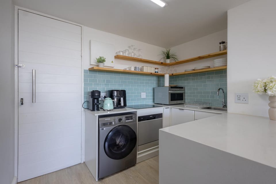 Coffee/tea facilities, Kitchen or kitchenette, dishwasher, oven, stove, toaster, washing machine