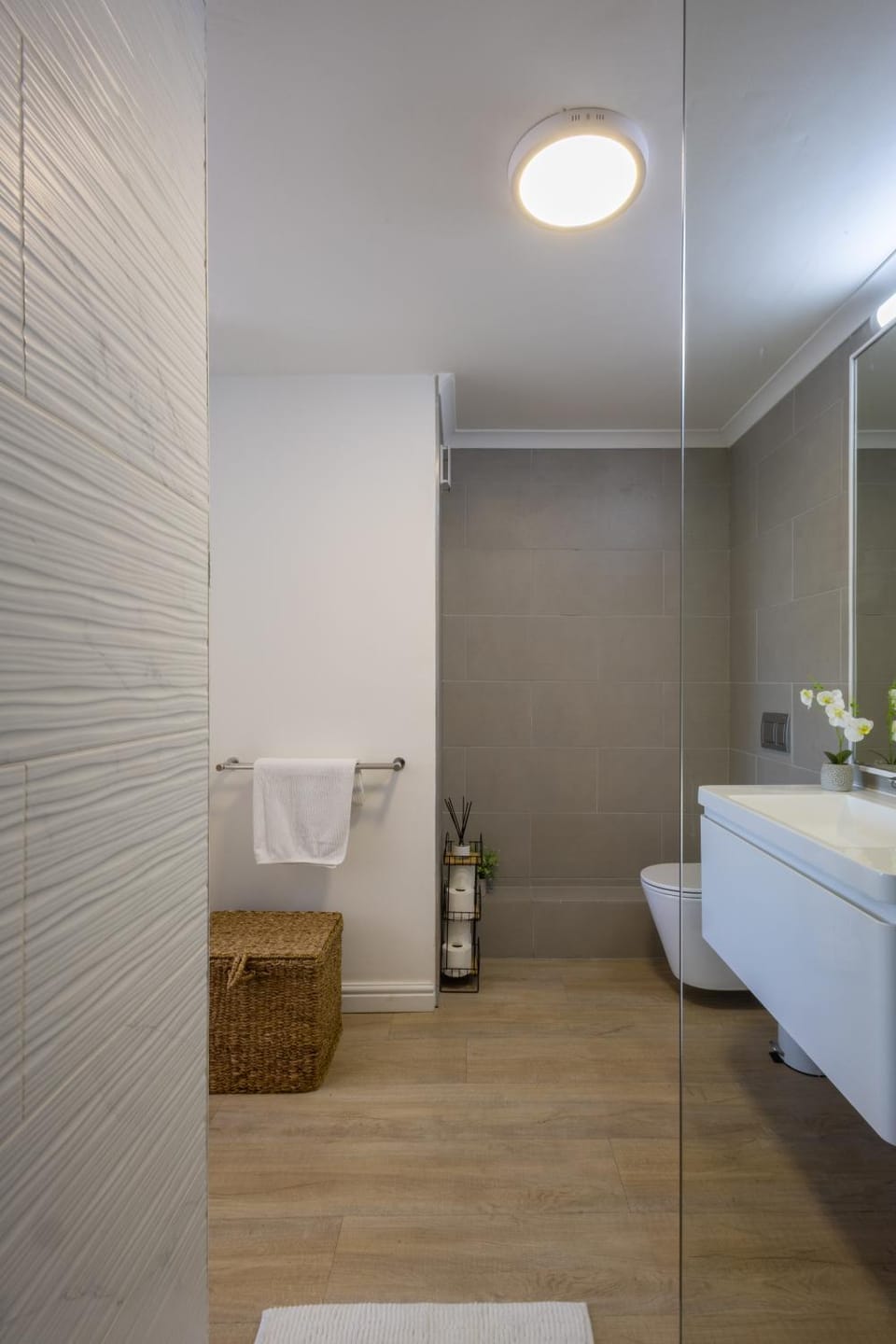 Bathroom, Photo of the whole room, towels