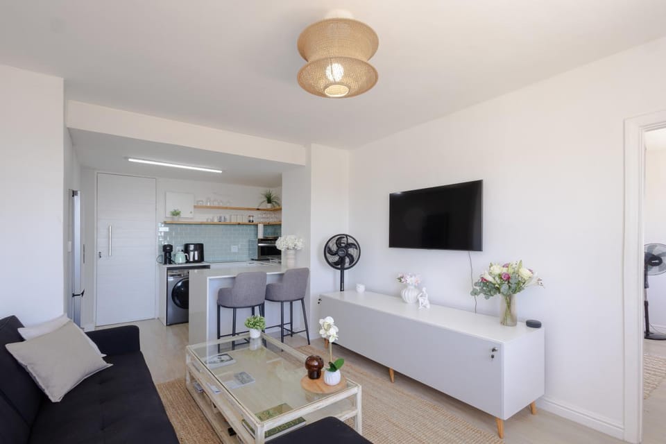 TV and multimedia, Kitchen or kitchenette, Living room, Food and drinks, Seating area, Dining area, Drinks