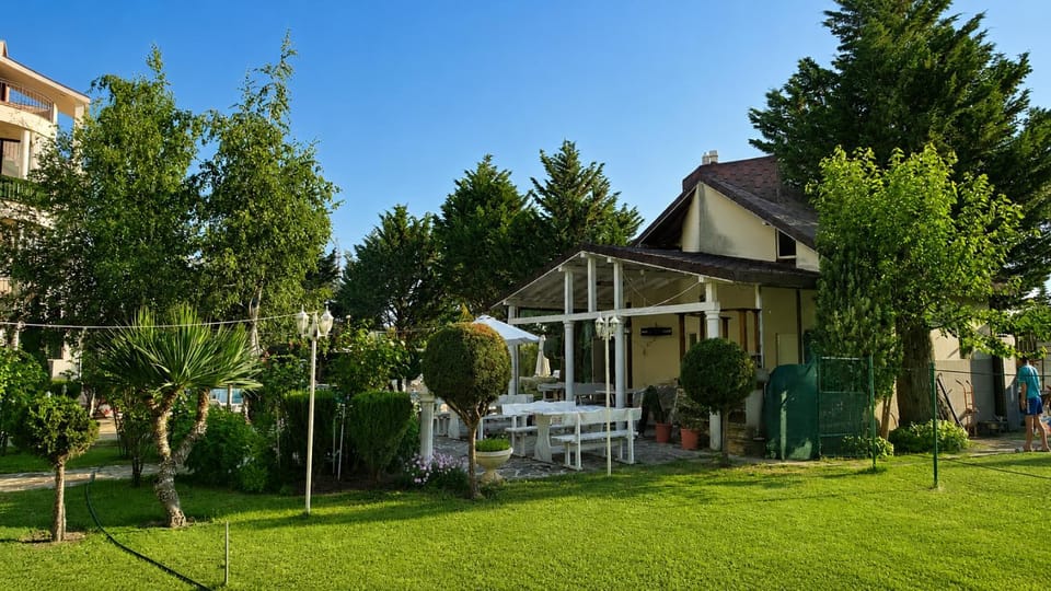 Restaurant/places to eat, Day, Natural landscape, Garden, Garden view