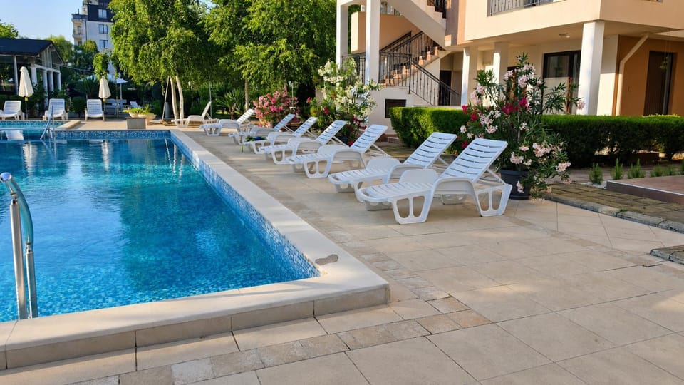 Property building, Day, Swimming pool
