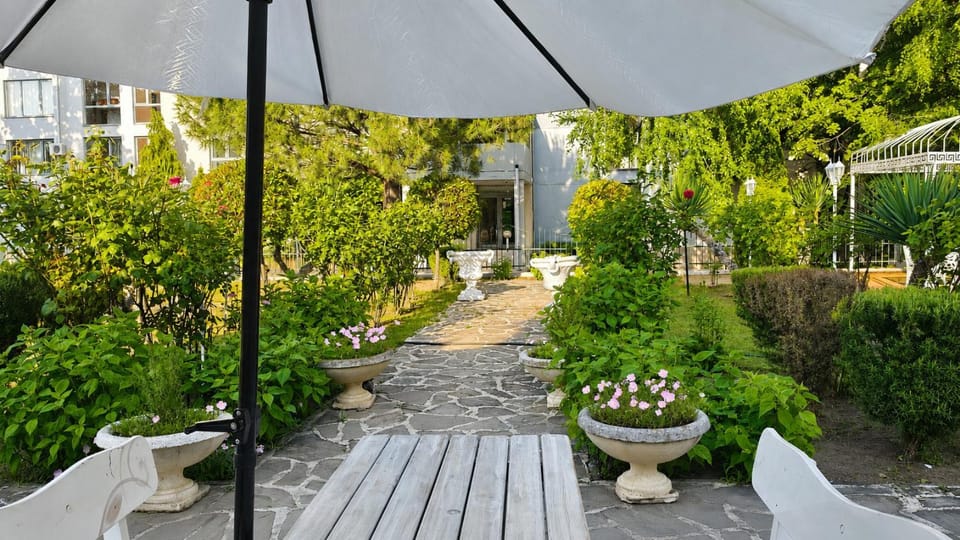 Restaurant/places to eat, Garden, Garden view