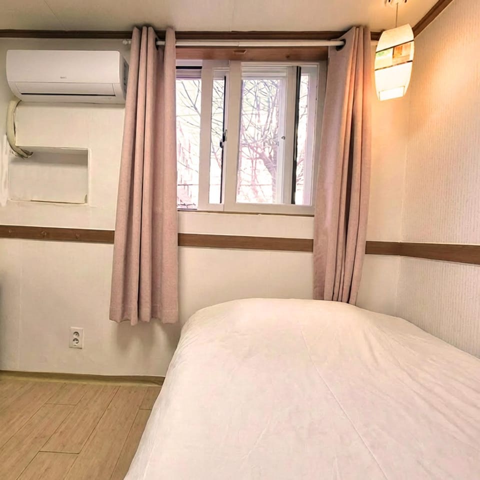 Sweet House Seoul, Line 2 & 5 - Direct to Hongdae Gangnam Inn in Seoul