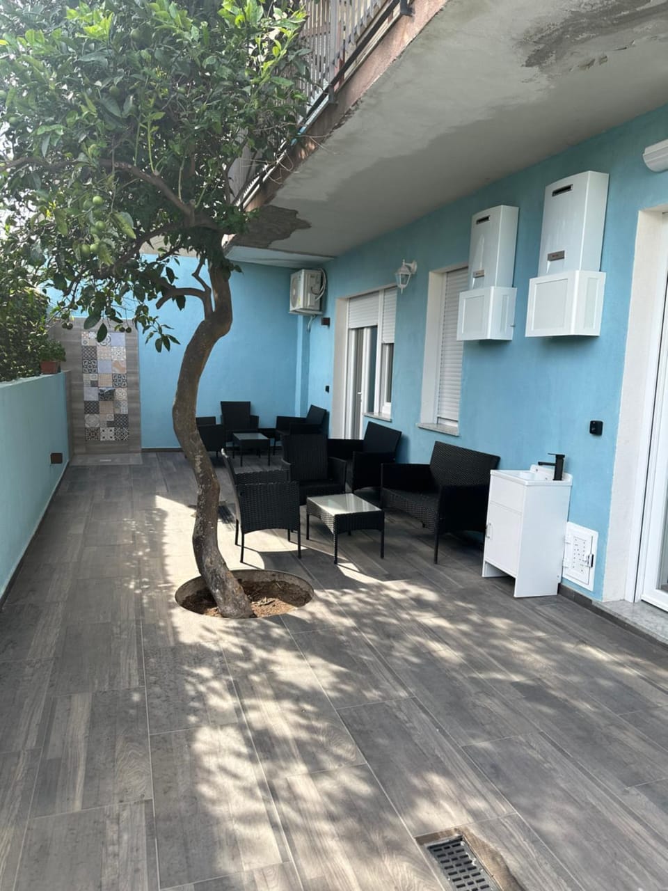 Property building, Day, Balcony/Terrace